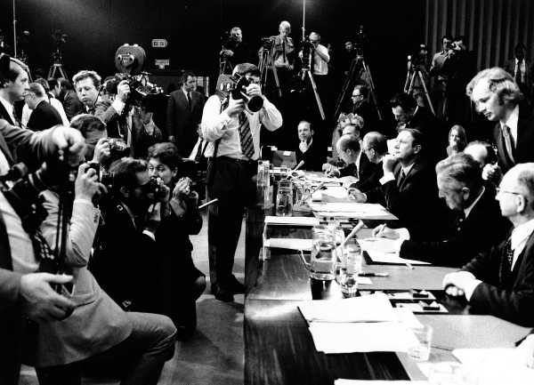 Enlarged view: Photo of Federal Councillor Ernst Brugger signing the free trade agreement with the EEC, July 22, 1972
