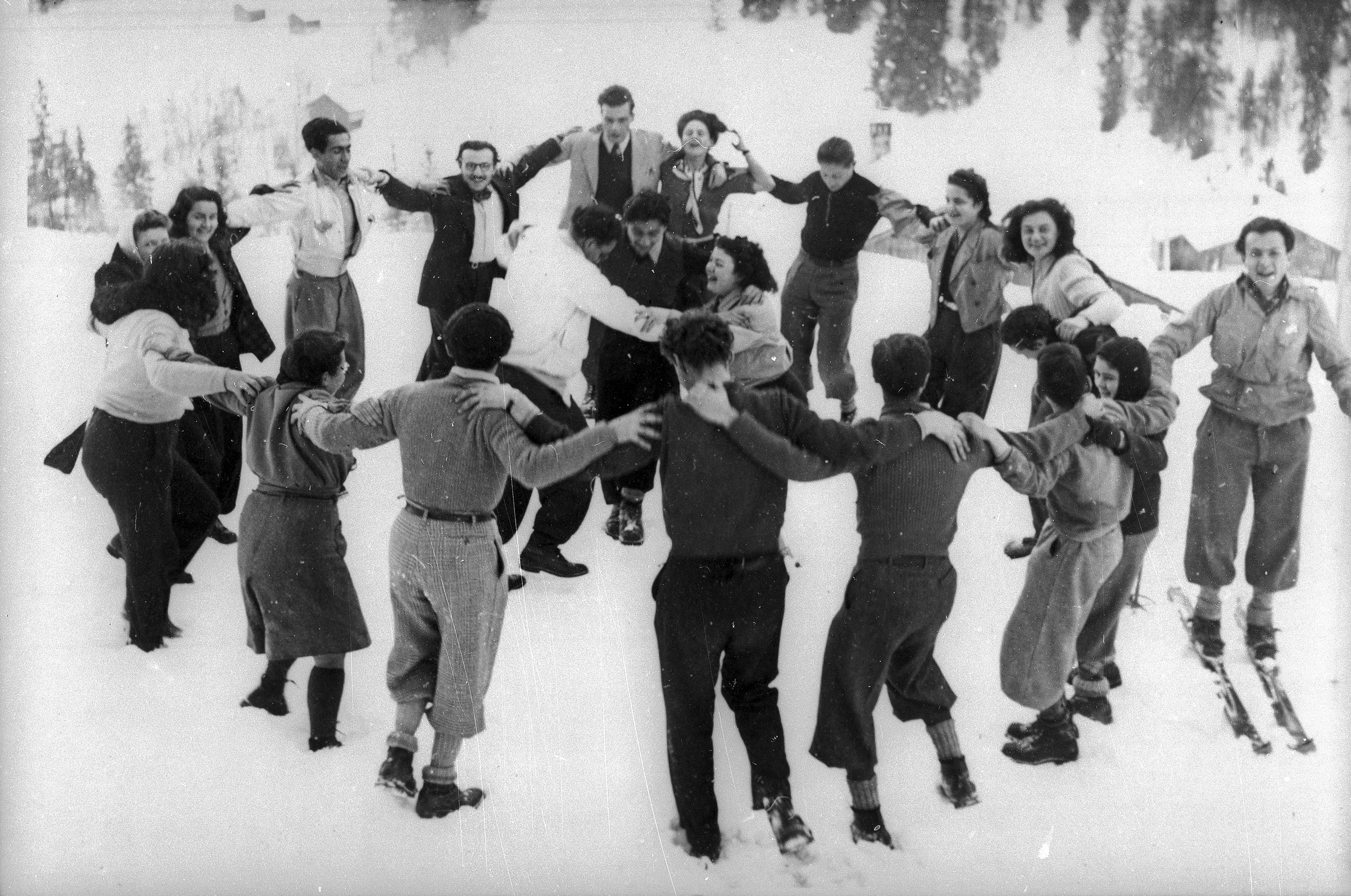 Hora-Tanz im Schnee, Gruppenbild, Engelberg, 1944