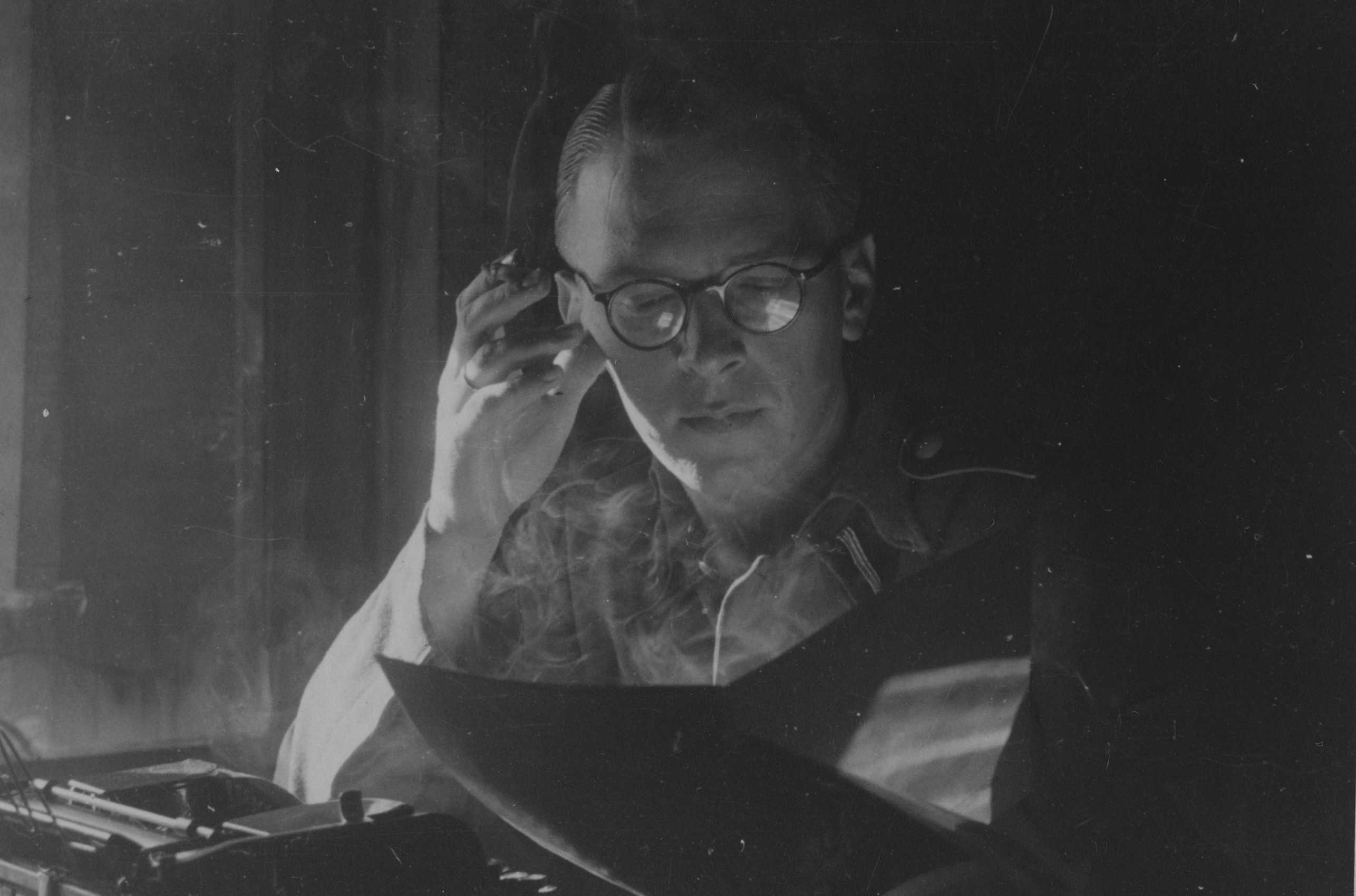 Benno Schaeppi als Angehöriger der Waffen-SS (SS-Rottenführer) an einer Schreibmaschine, ca. 1942